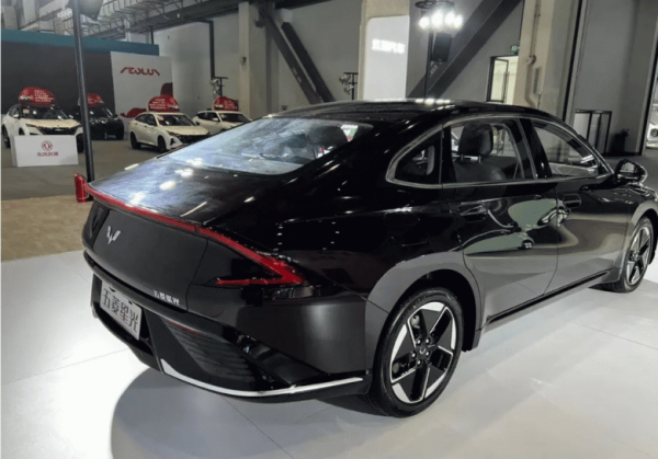 Китайцы распробовали дешевый седан Wuling за 12,4 тыс. долларов с запасом хода 1100 км. За месяц куплено более 18 тыс. Wuling Starlight
